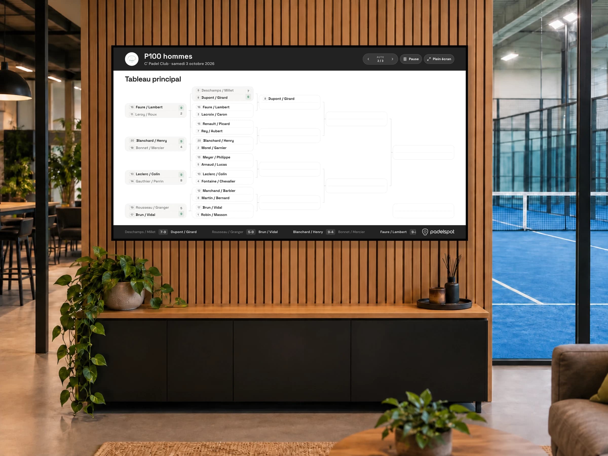 Écran TV dans un club de padel affichant le tableau principal et les scores d’un tournoi dans padelspot